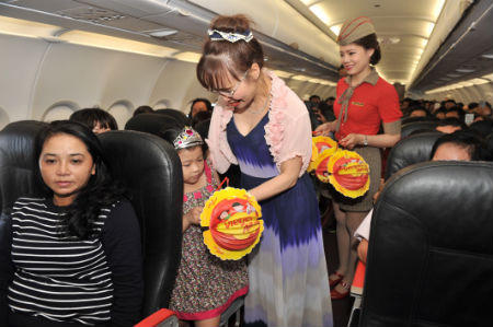 Lãnh đạo Vietjet đón trung thu cùng trẻ em cơ nhỡ