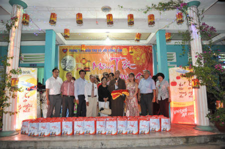 Lãnh đạo Vietjet đón trung thu cùng trẻ em cơ nhỡ