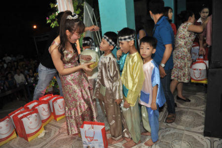 Lãnh đạo Vietjet đón trung thu cùng trẻ em cơ nhỡ