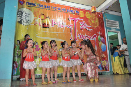 Lãnh đạo Vietjet đón trung thu cùng trẻ em cơ nhỡ