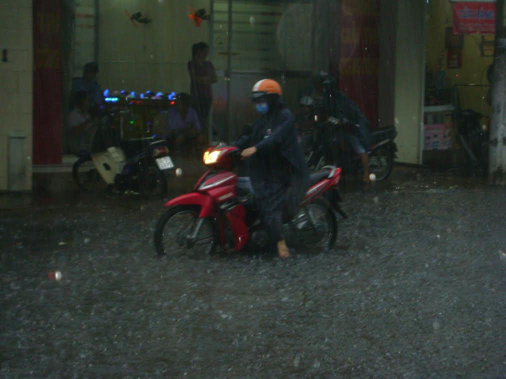 Mưa như trút, thành phố Sóc Trăng mênh mông nước