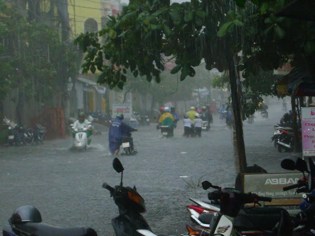 Mưa như trút, thành phố Sóc Trăng mênh mông nước