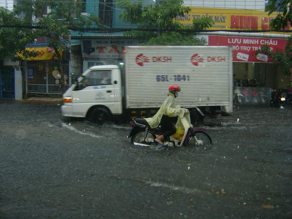 Mưa như trút, thành phố Sóc Trăng mênh mông nước