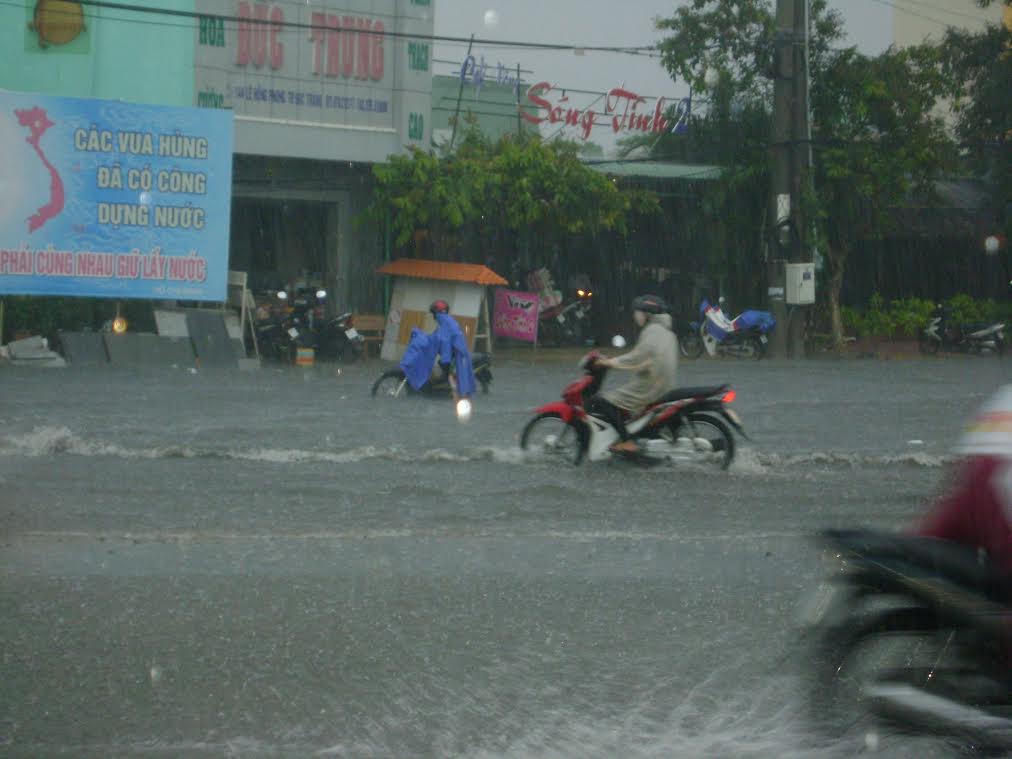Mưa như trút, thành phố Sóc Trăng mênh mông nước