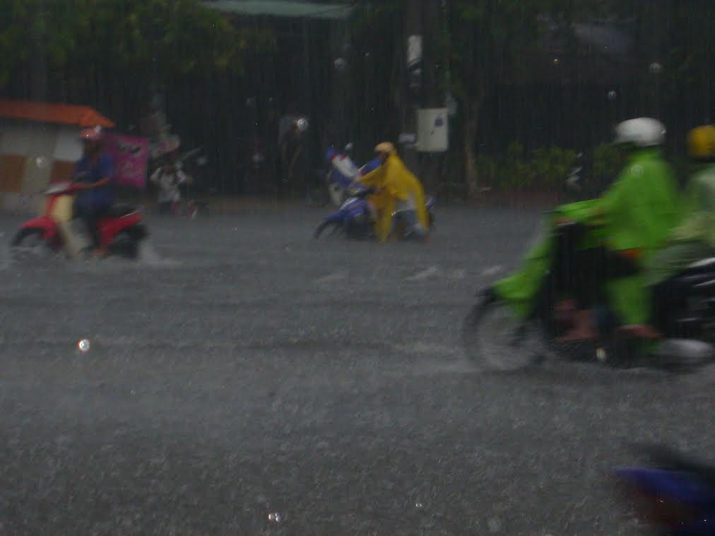 Mưa như trút, thành phố Sóc Trăng mênh mông nước