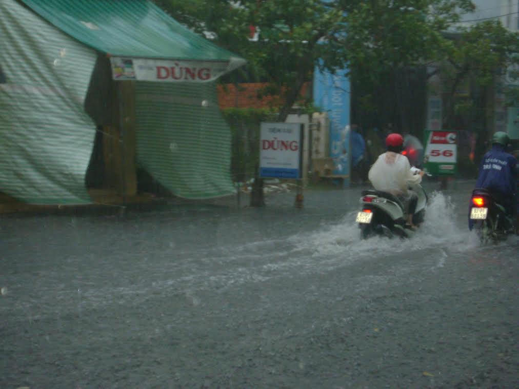 Mưa như trút, thành phố Sóc Trăng mênh mông nước