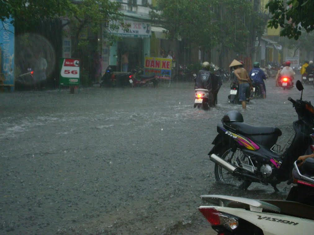 Mưa như trút, thành phố Sóc Trăng mênh mông nước