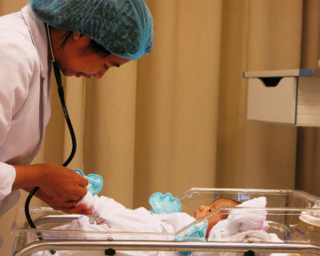 Lần đầu tiên mổ nội soi thành công dị tật thoát vị hoành nặng