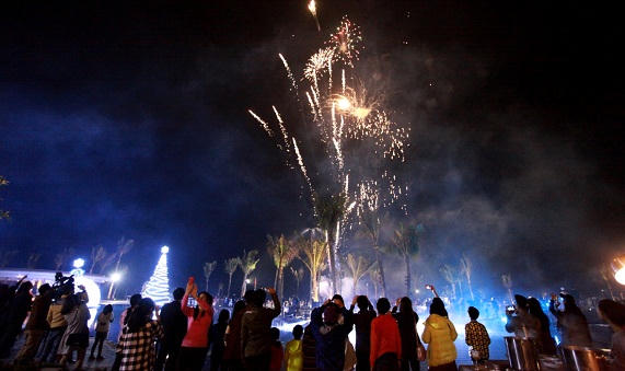 2.000 du khách đón Năm mới với pháo hoa bên bờ biển FLC Sầm Sơn