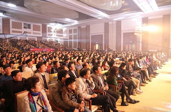 2.000 du khách đón Năm mới với pháo hoa bên bờ biển FLC Sầm Sơn