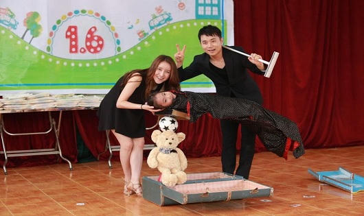 Cặp ảo thuật gia Hàn Quốc biểu diễn miễn phí, tặng quà trẻ khó khăn