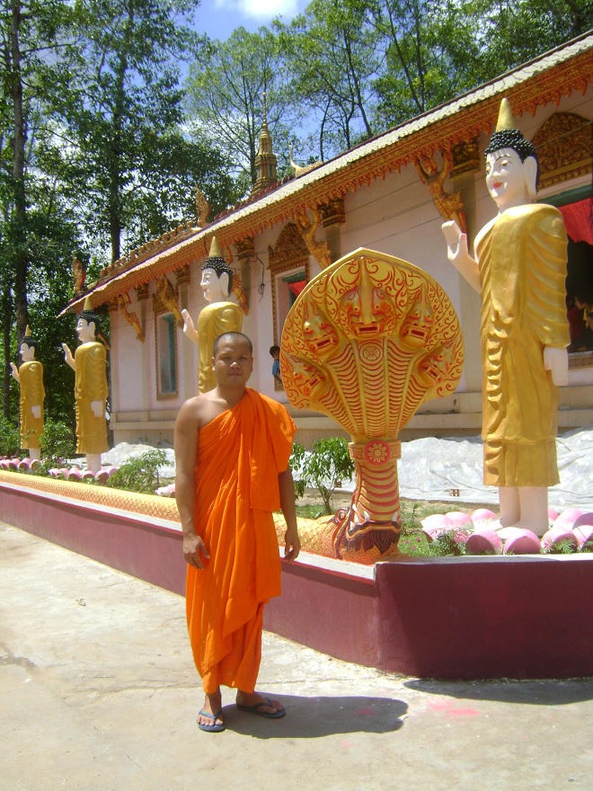 Ngắm hàng chục tượng phật  Thích Ca ban phước được thiết kế theo kiểu Nhật Bản