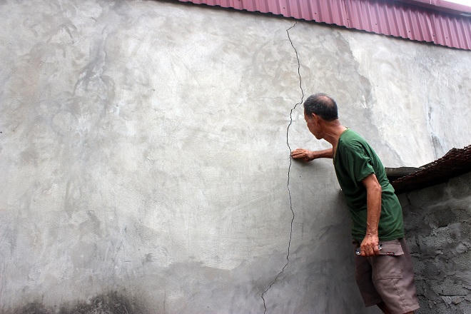 Xóm nhỏ Hà Nội nơm nớp lo chạy mìn, sợ đá rơi vào đầu