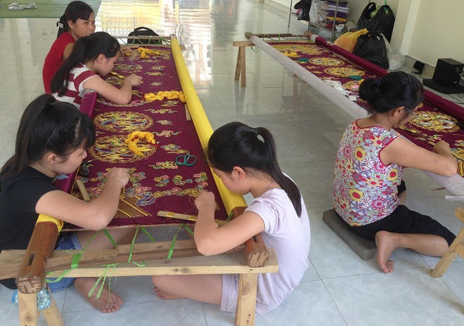 Làng nghề duy nhất chuyên phục vụ người hầu đồng