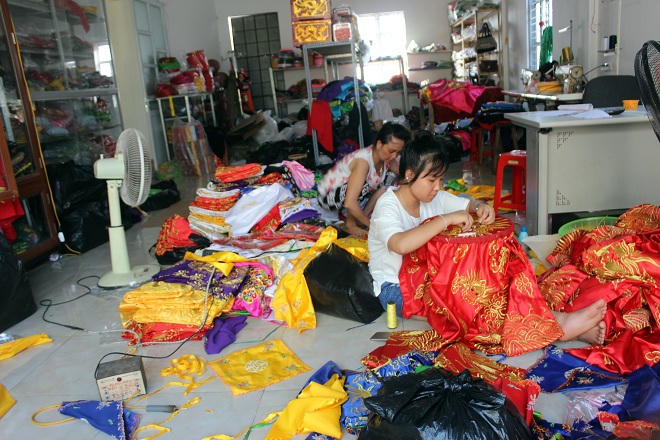 Làng nghề duy nhất chuyên phục vụ người hầu đồng