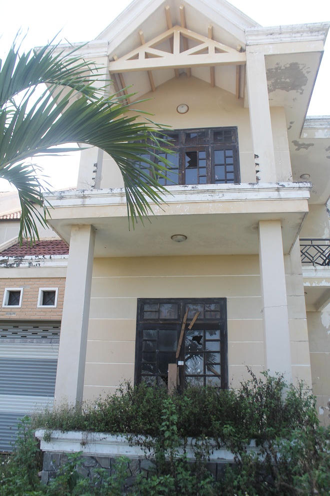 “Đột nhập” khu biệt thự trăm tỉ bỏ hoang