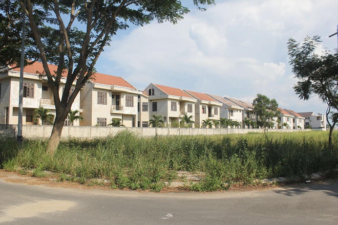 “Đột nhập” khu biệt thự trăm tỉ bỏ hoang