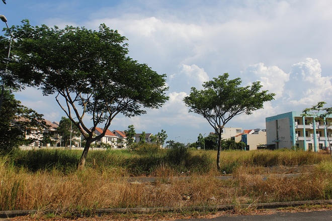 “Đột nhập” khu biệt thự trăm tỉ bỏ hoang