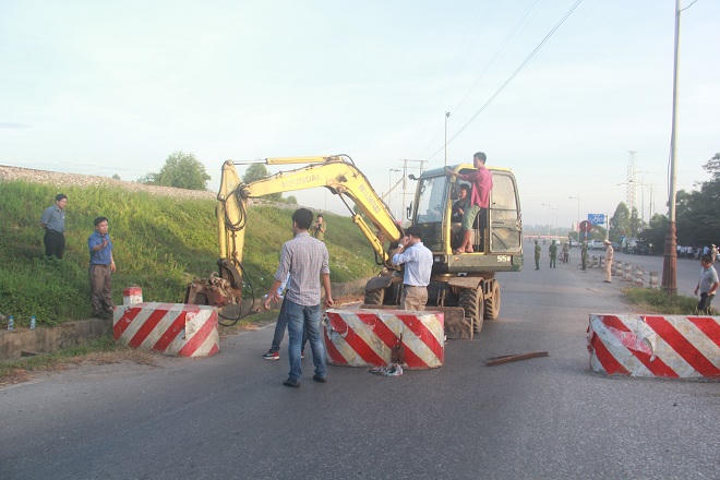 Thực hiện phân luồng giao thông cho toàn bộ xe ô tô lưu hành qua cầu Hạc Trì