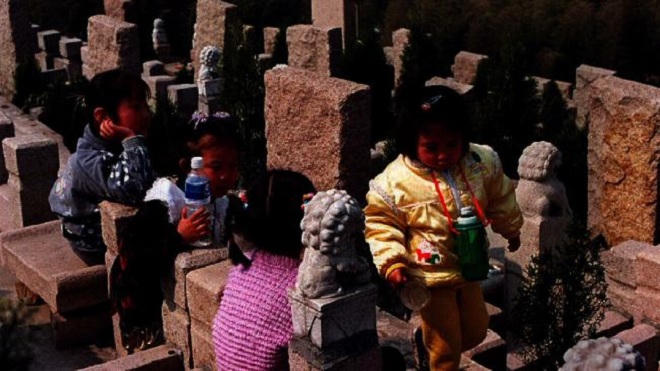 Rùng rợn: Đào mồ trộm thi thể phụ nữ, làm đám cưới cho người chết