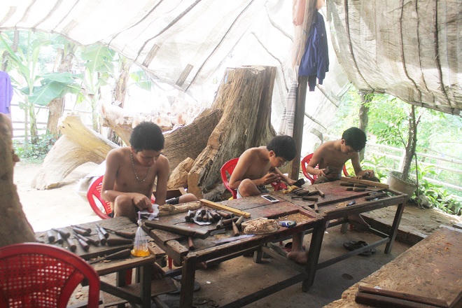 Ông chủ tật nguyền chắp cánh tương lai cho hàng chục trai làng