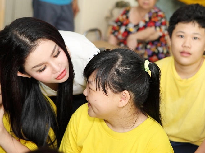 Nguyễn Phi Hùng và Janny Thủy Trần hát cùng trẻ em khuyết tật