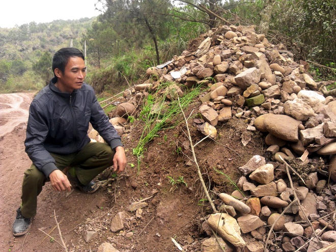 Ngôi mộ kỳ lạ ai đi ngang qua cũng phải... ném đá