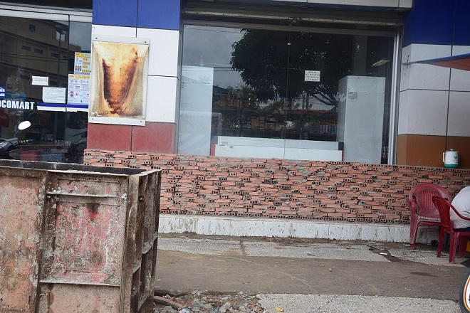 Nâng cấp đường, 'hạ cấp' đời sống người dân