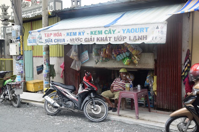 Nâng cấp đường, 'hạ cấp' đời sống người dân