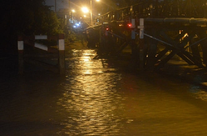 Xà lan 500 tấn tông cầu sắt rồi chìm nghỉm