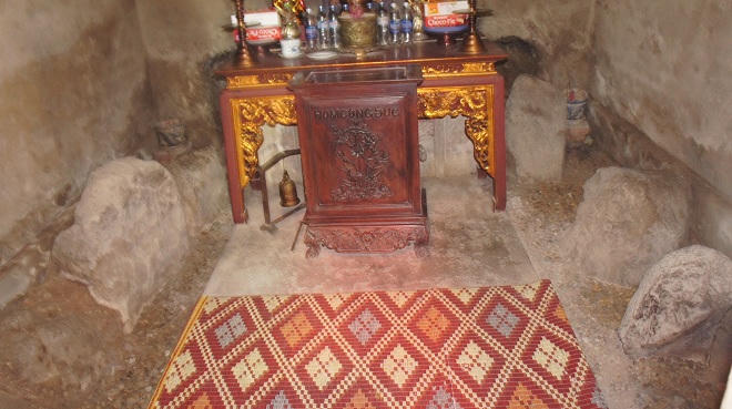 Tấm bia cổ vùi dưới cống rãnh khiến cả làng bị 'thánh vật'