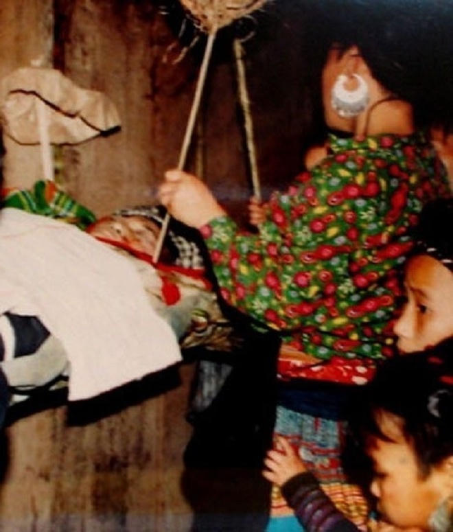 Ghê rợn hủ tục 'phơi xác' trong nhà của người H'Mông