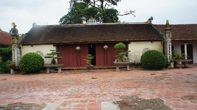 Tấm bia cổ vùi dưới cống rãnh khiến cả làng bị 'thánh vật'