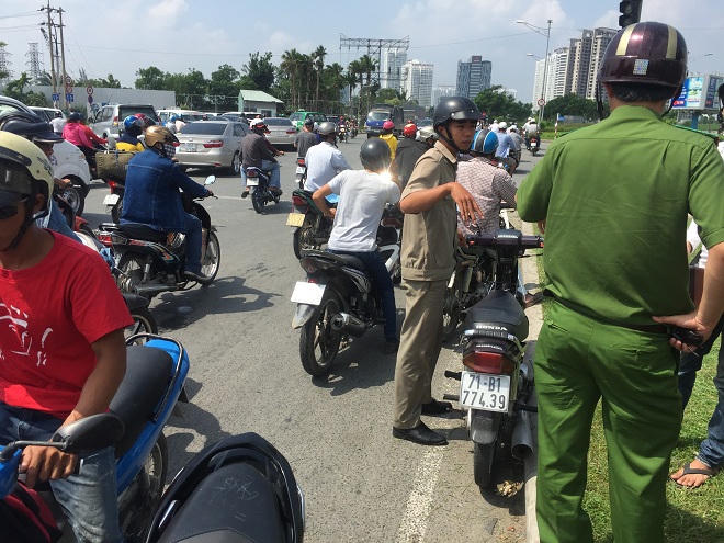 Truy tìm kẻ tự nhận là công an khu vực bảo kê bán hàng