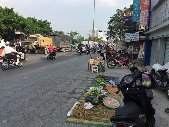 Truy tìm kẻ tự nhận là công an khu vực bảo kê bán hàng