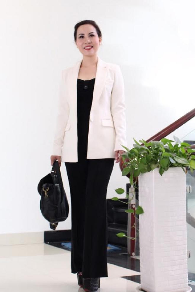 Gu trang phục vest đơn giản, quyến rũ của Nữ hoàng Kim Chi