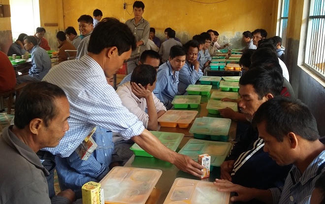 Tình người ấm áp ở nơi người tỉnh chăm sóc người điên