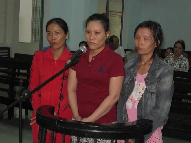 Bị cáo buôn ma túy ôm đàn con khóc nức nở trong phiên xử