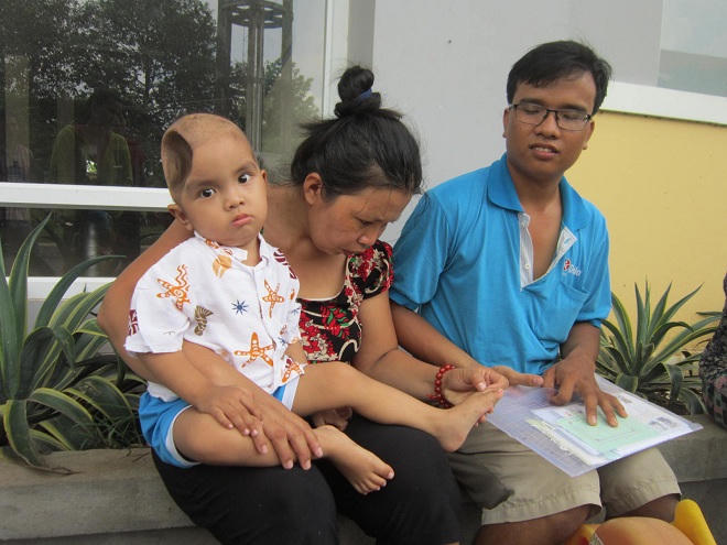 Con bị khối u biến dạng hộp sọ, cả gia đình lâm cảnh khốn cùng 