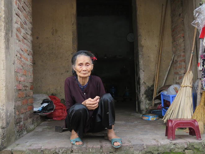 Mẹ 80 tuổi đi câu cá, hái rau dại nuôi 3 con gái 'khùng điên'