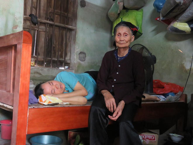 Mẹ 80 tuổi đi câu cá, hái rau dại nuôi 3 con gái 'khùng điên'