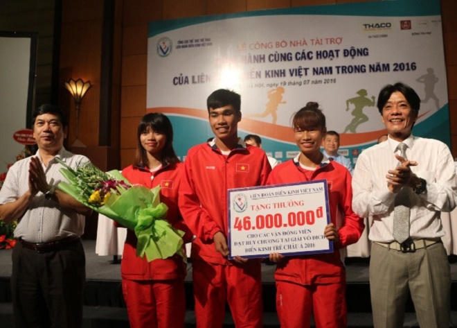 Thưởng hàng trăm triệu đồng cho các HLV, VĐV Điền kinh