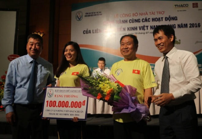 Thưởng hàng trăm triệu đồng cho các HLV, VĐV Điền kinh