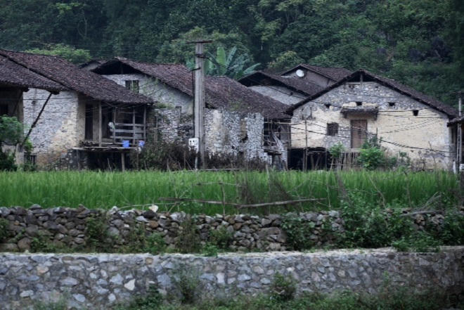 Độc đáo nhà sàn đá cổ chống cướp vùng biên viễn