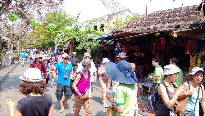 Cần “mạnh tay” với hướng dẫn viên “chui” xuyên tạc lịch sử