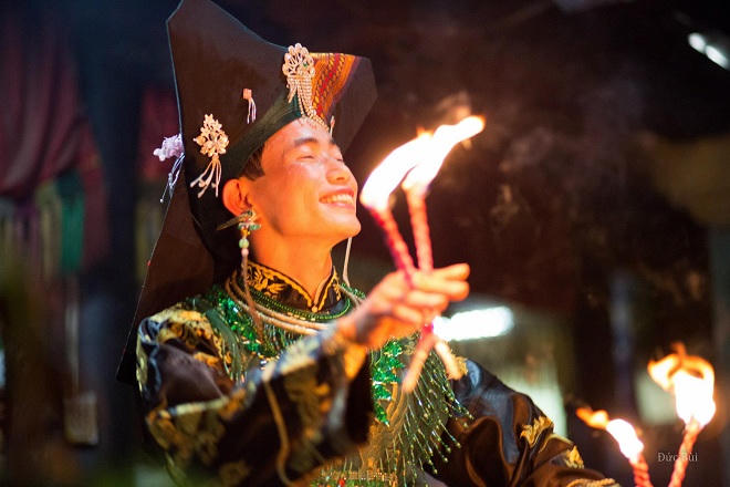 Vì sao hầu đồng lại hấp dẫn?  