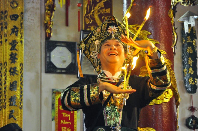 Vì sao hầu đồng lại hấp dẫn?  