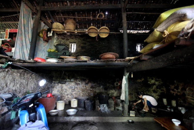 Độc đáo nhà sàn đá cổ chống cướp vùng biên viễn