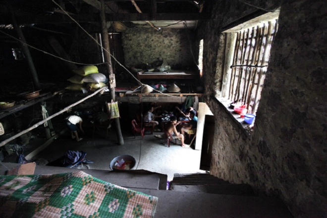 Độc đáo nhà sàn đá cổ chống cướp vùng biên viễn