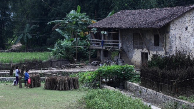 Độc đáo nhà sàn đá cổ chống cướp vùng biên viễn